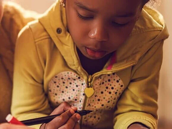 Criança fazendo liçao de casa, por Nestlé Baby & Me